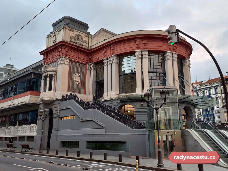 Co myslíte, co sídlí v téhle noblesní budově? Ani divadlo, ani muzeum, nýbrž úžasná místní tržnice nabízející nejrůznější lahůdky.