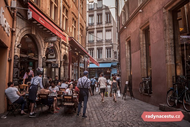 Malebné historické centrum se nachází na západním břehu řeky Saône