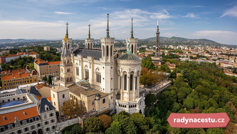 Bazilika je známá svým jedinečným architektonickým stylem