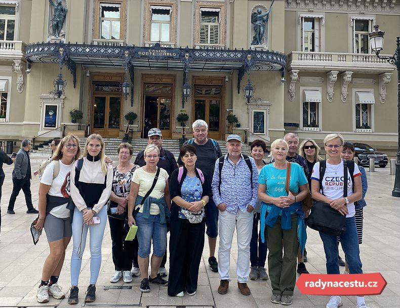 Naše parta cestovatelů před slavným kasínem v Monaku