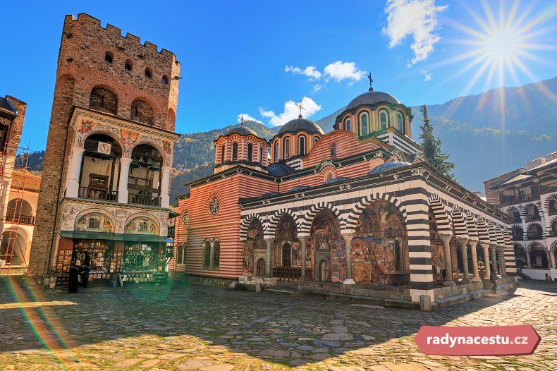 Výzdoba Rilského monastýru hrající barvami bulharského kroje