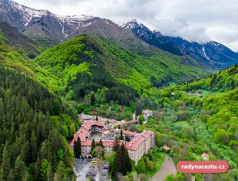 Rilský monastýr skrytý uprostřed dechberoucí přírody pohoří Rila