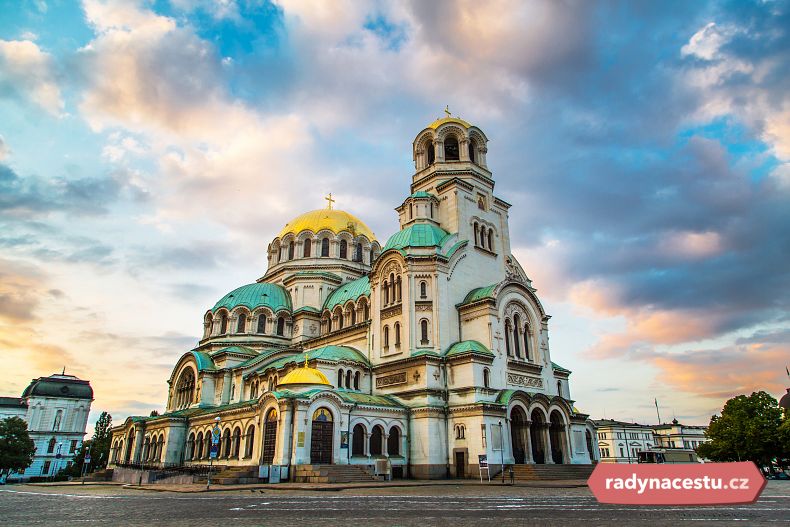 Kupole katedrály sv. Alexandra Něvského jsou zdobeny zlatem