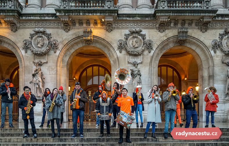 Muzikanti před budovou opery Garnier