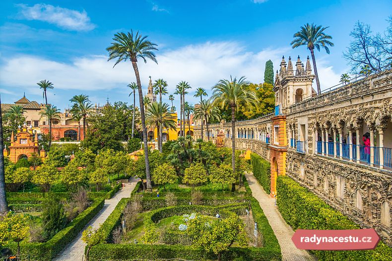 Rozlehlé zahrady sevillského paláce Alcázar plné zeleně