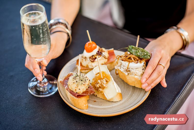 Dokonalá baskická kombinace místního vína a delikatesy zvané pintxos