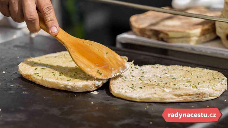 Ochutnejte místní česnekový chléb
