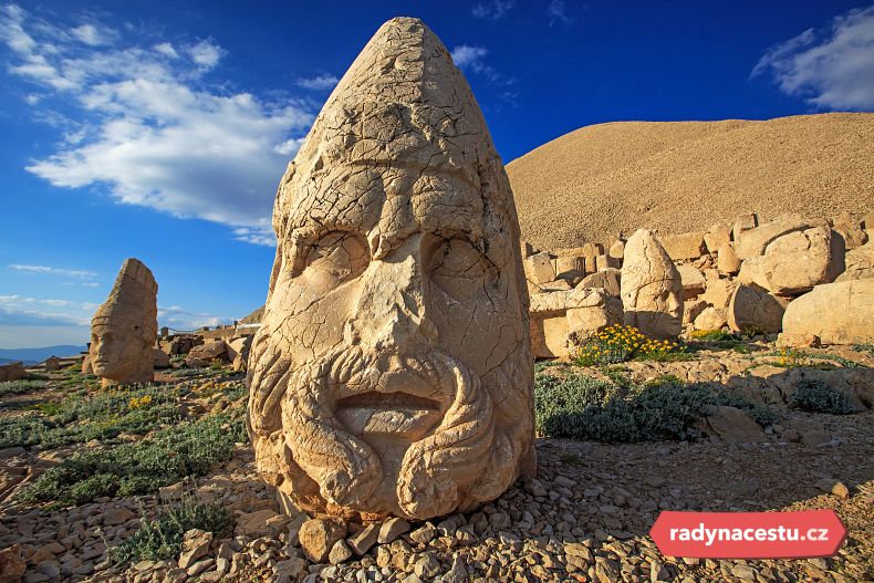 Památka UNESCO na hoře Nemrut, kde je údajně pohřben král Antiochos.