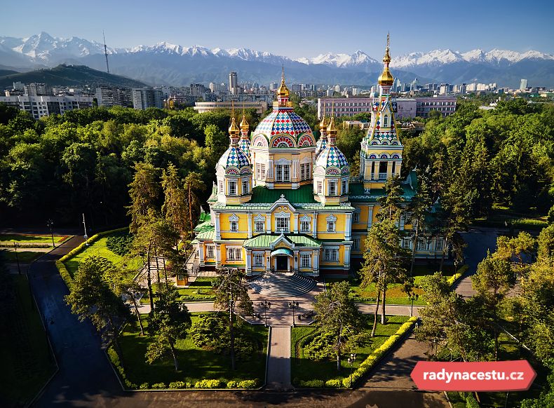 Impozantní katedrála Nanebevstoupení Páně v kazašském městě Almaty