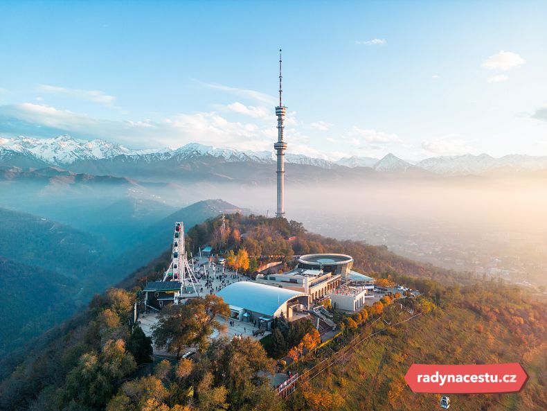 Nejvyšší televizní věž na vrcholu Kok-Tobe v Almaty
