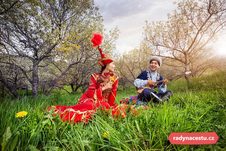 Ukázka kultury Kazachů – muž hrající na typický nástroj dombra