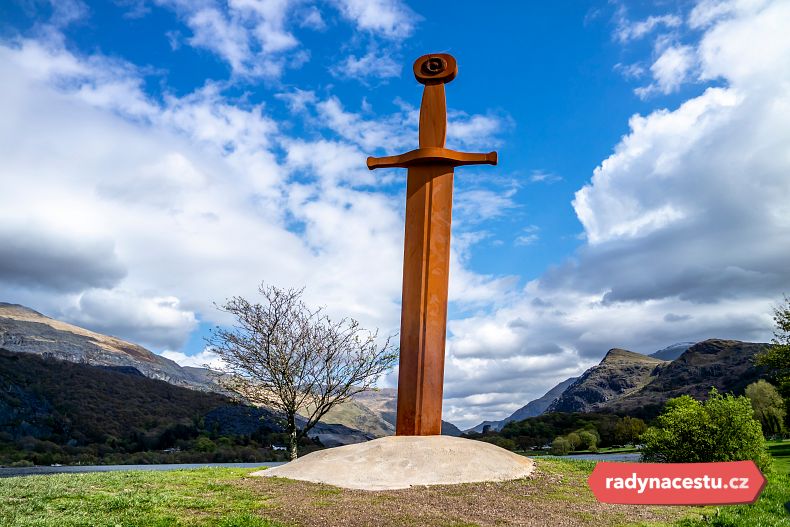 Meč připomínající Excalibur, který byl právě tady vržen do jezera