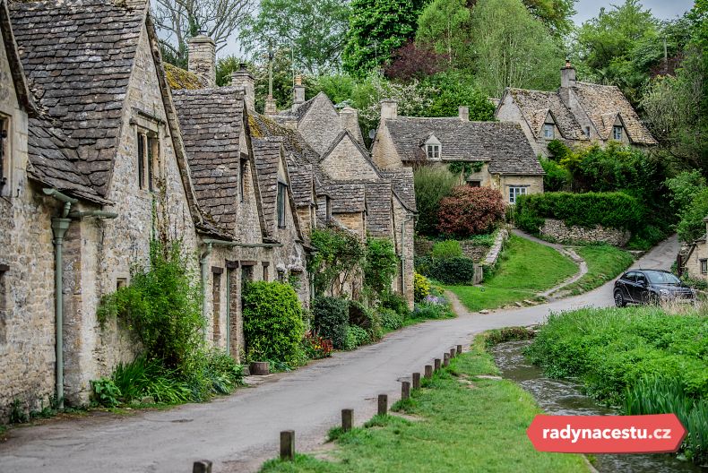 Historická vesnička v oblasti Cotswolds – malebná Bibury jako z pohádky