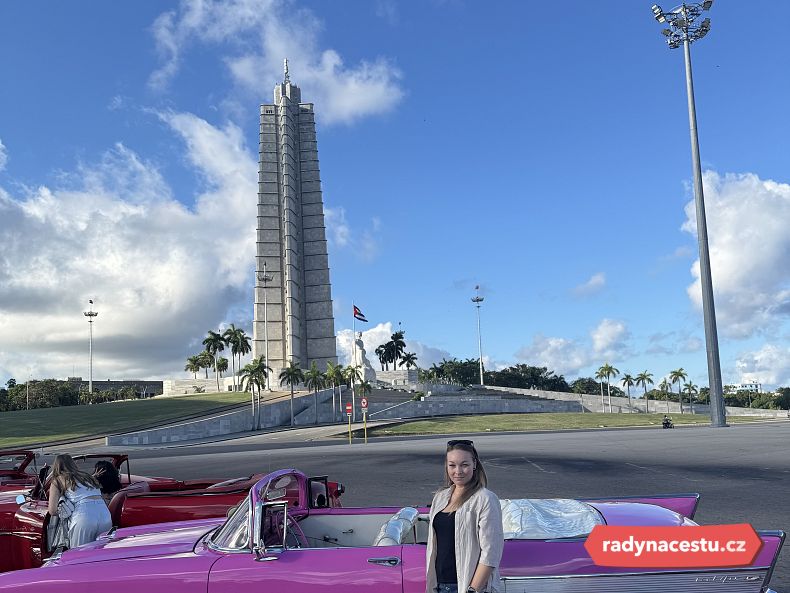 Náměstí, kde Fidel Castro řečnil k davům. Dnes jeden z prvních cestovateských cílů v Havaně.