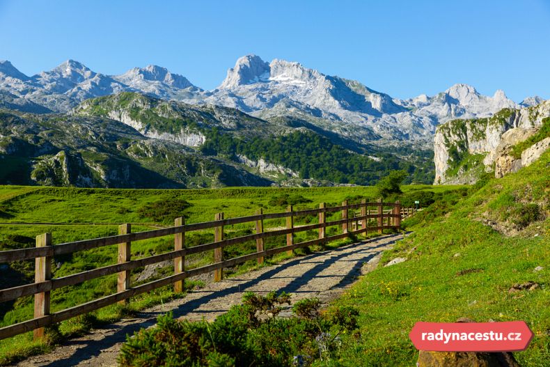 Pelayo a jeho muži se opevnili v horách