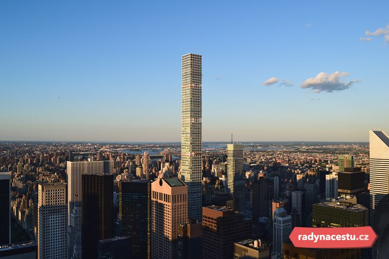 Budovu navrhl slavný uruguayský architekt Rafael Viñoly