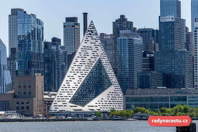 Netradiční design vynesl stavbě několik přezdívek