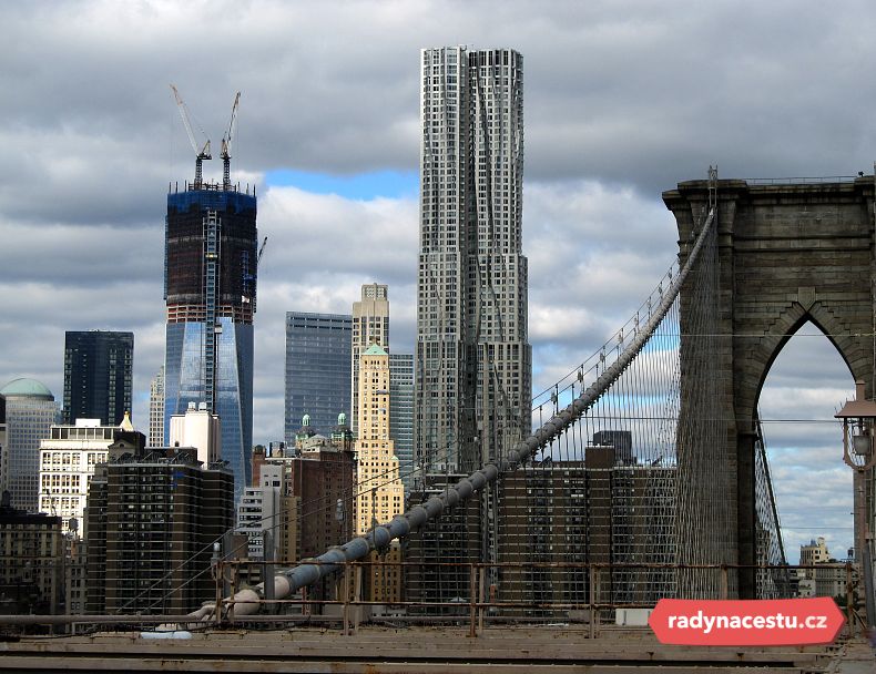 Charakteristickým prvkem budovy je její dramatická, vlnitá fasáda z nerezové oceli