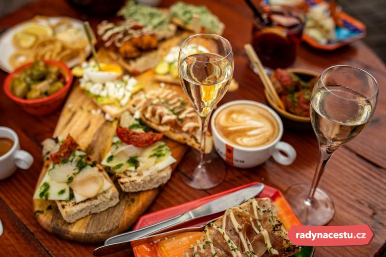 Ke skleničce Cavy se jednoznačně hodí tapas