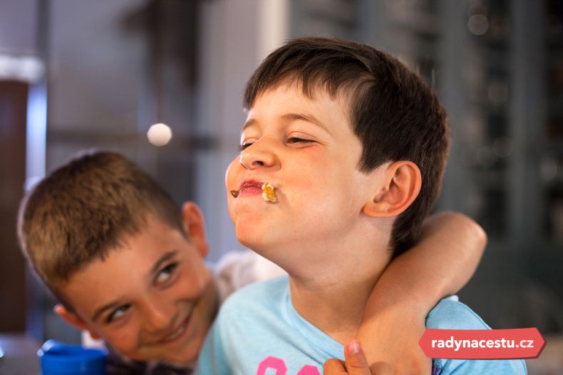 Zkuste mluvit s plnou pusou jídla