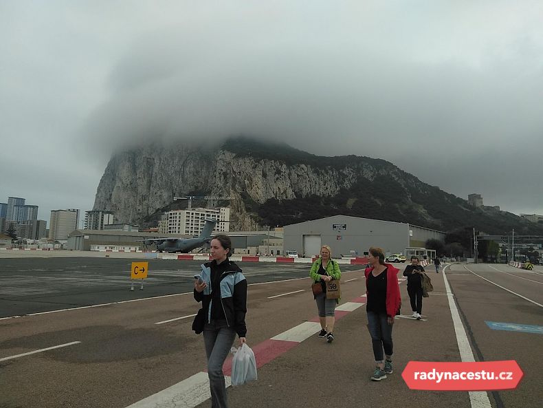 Gibraltar upršený a mlžný, zato bez lidí