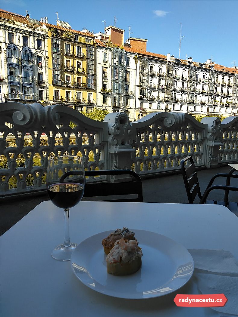 Neochutnat místní speciality a víno by byl hřích