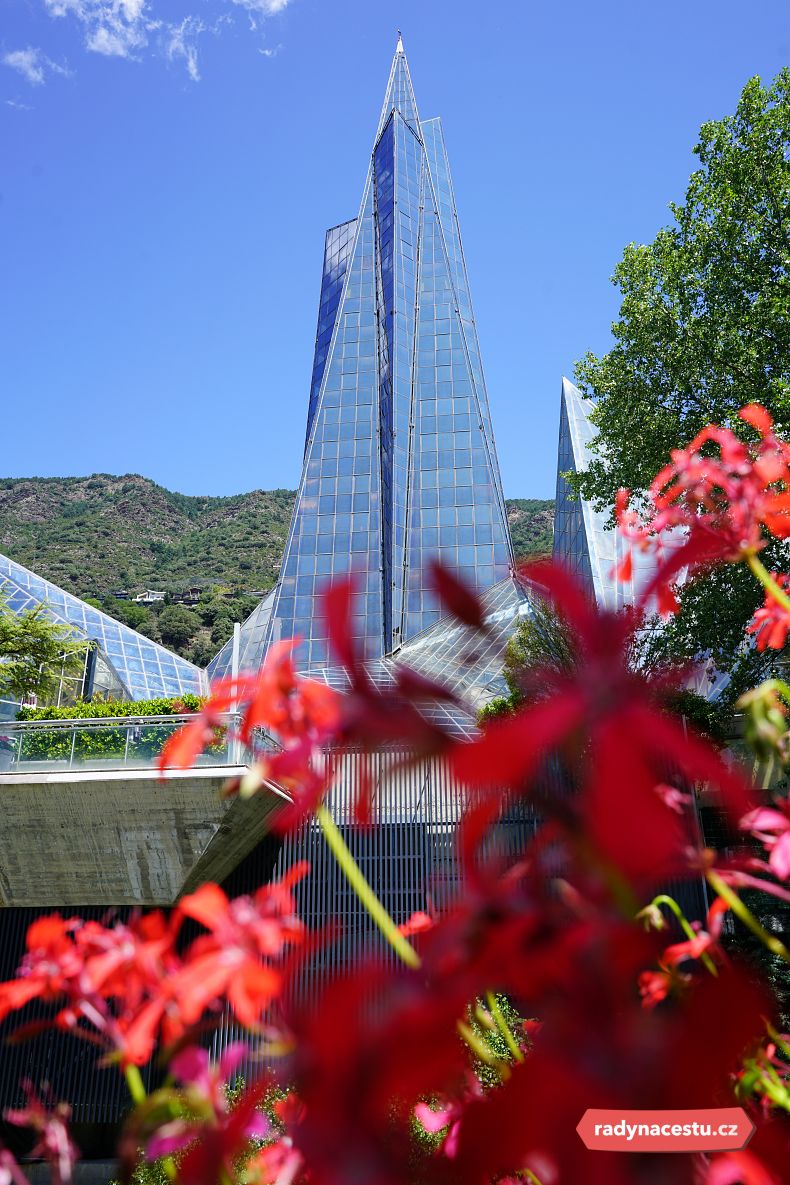 Lázně Caldea určitě nepřehlédnete