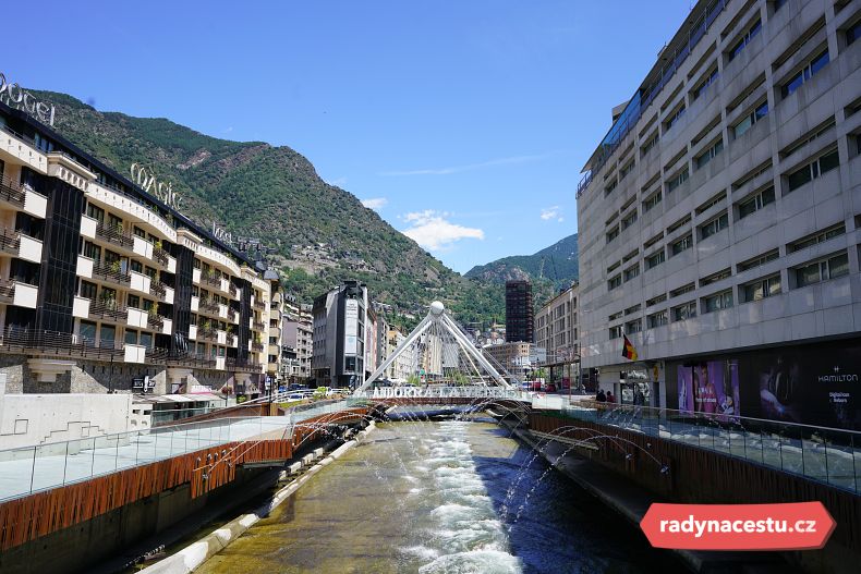 Most Pont de París přes řeku Valiru