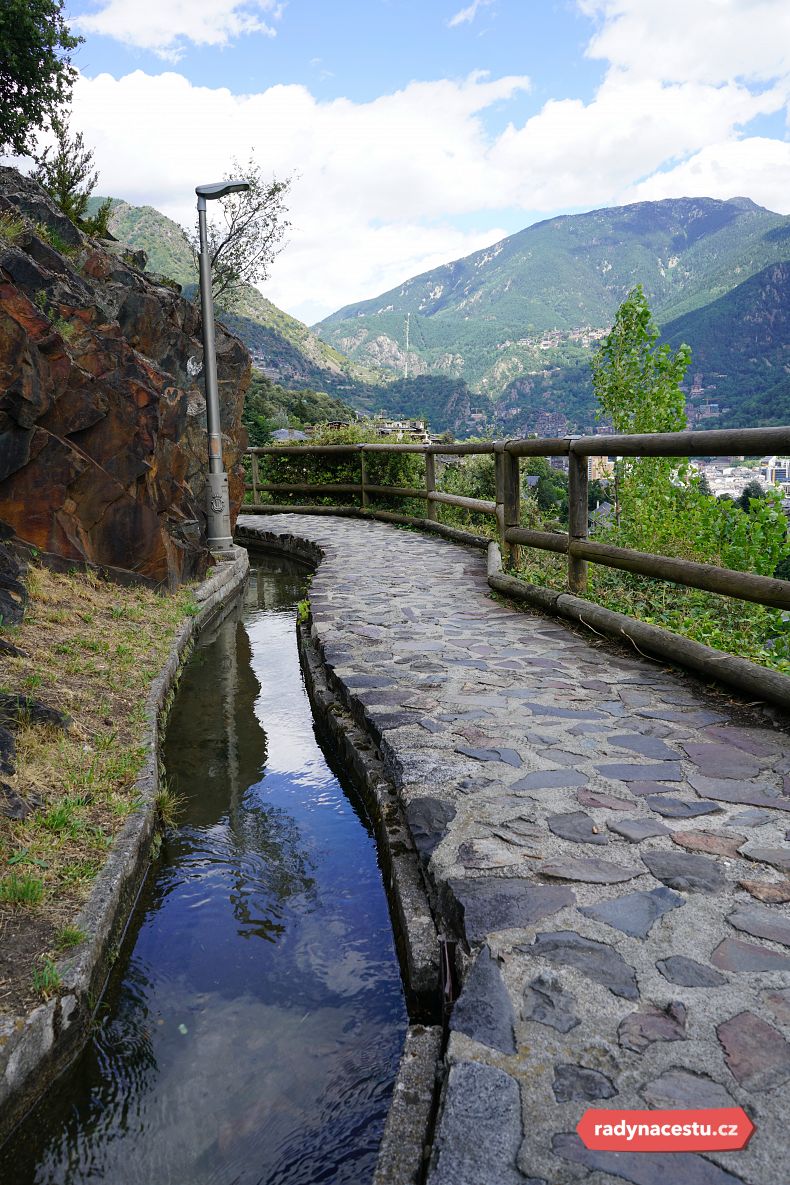 Stezka Rec del Solà nad hlavním městem
