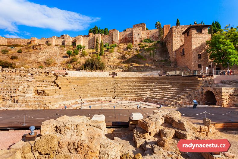 Římské divadlo s pevností Alcazaba v pozadí v Málaze