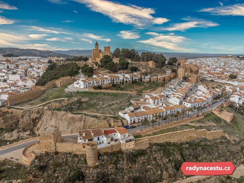 Pohled na bělostné město Antequera se strážící pevností na vrcholu