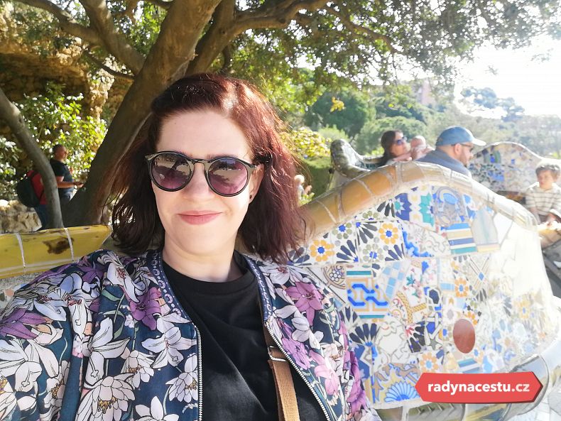 Posezení na mozaikové lavičce v Parc Güell