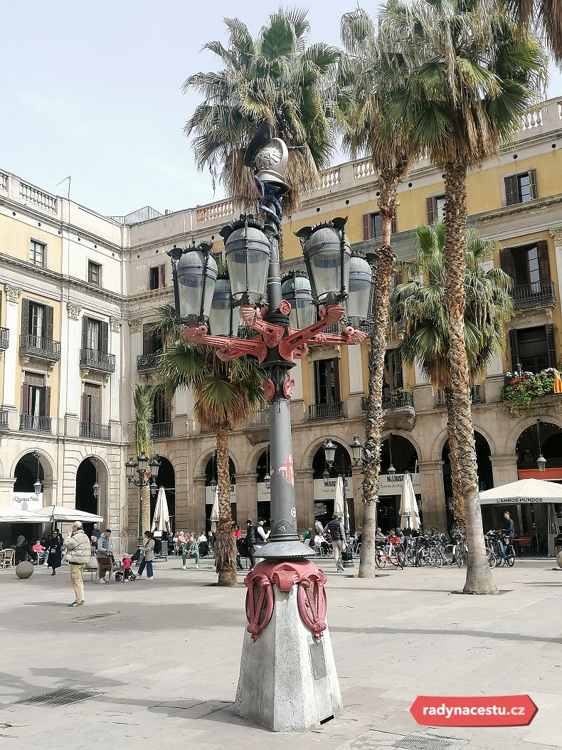 Gaudího slavné lampy najdete na náměstí Plaça Reial