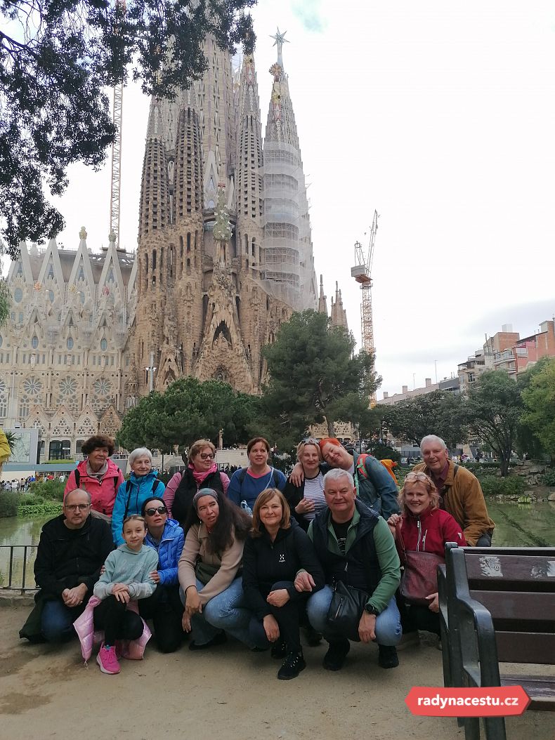 Skupina cestovatelů před slavnou katedrálou Sagrada Família