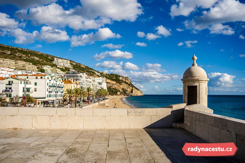 Malé přístavní městečko Sesimbra