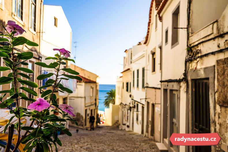 Okouzlující uličky Sesimbry zdobené květinami