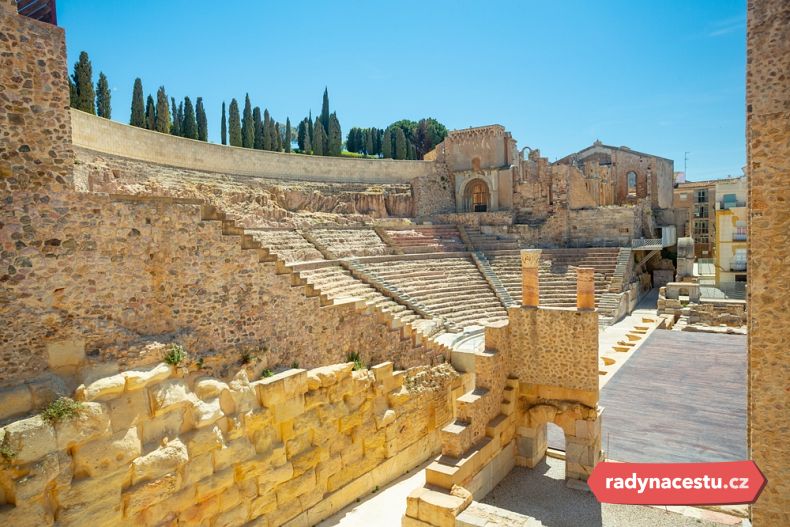 Amfiteátr byl eliptického tvaru, kdežto divadlo je pouze půlkruh