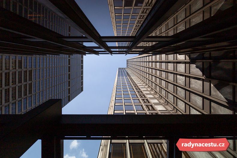 Moderní Manhattan ovládly strohé materiály