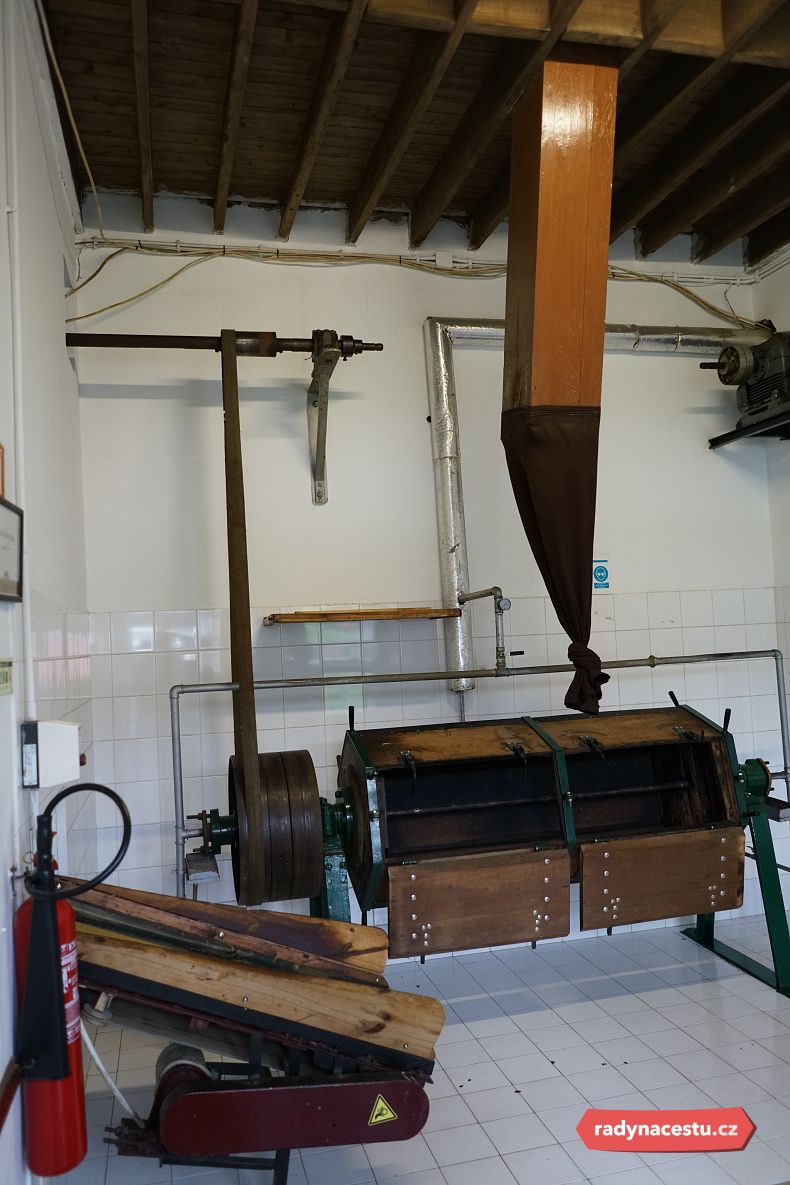 Výroba se neobejde bez poctivé ruční práce, s částí procesu ale také pomáhají původní stroje