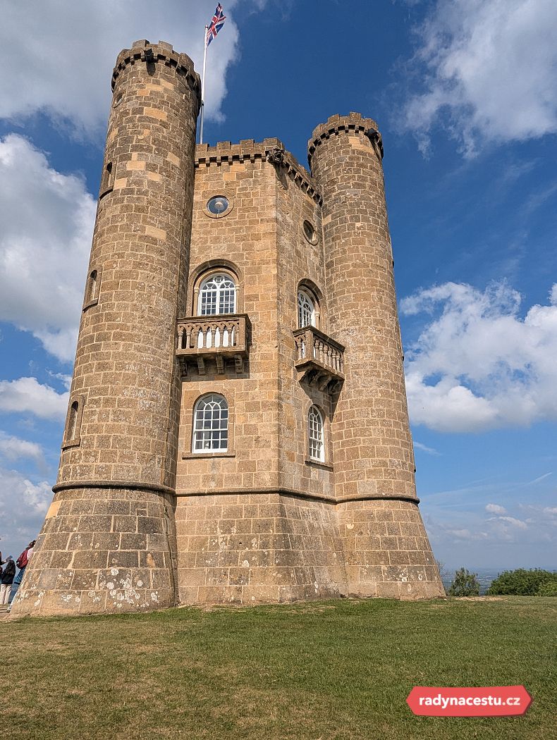 Nad vesnicí se tyčí Broadway Tower