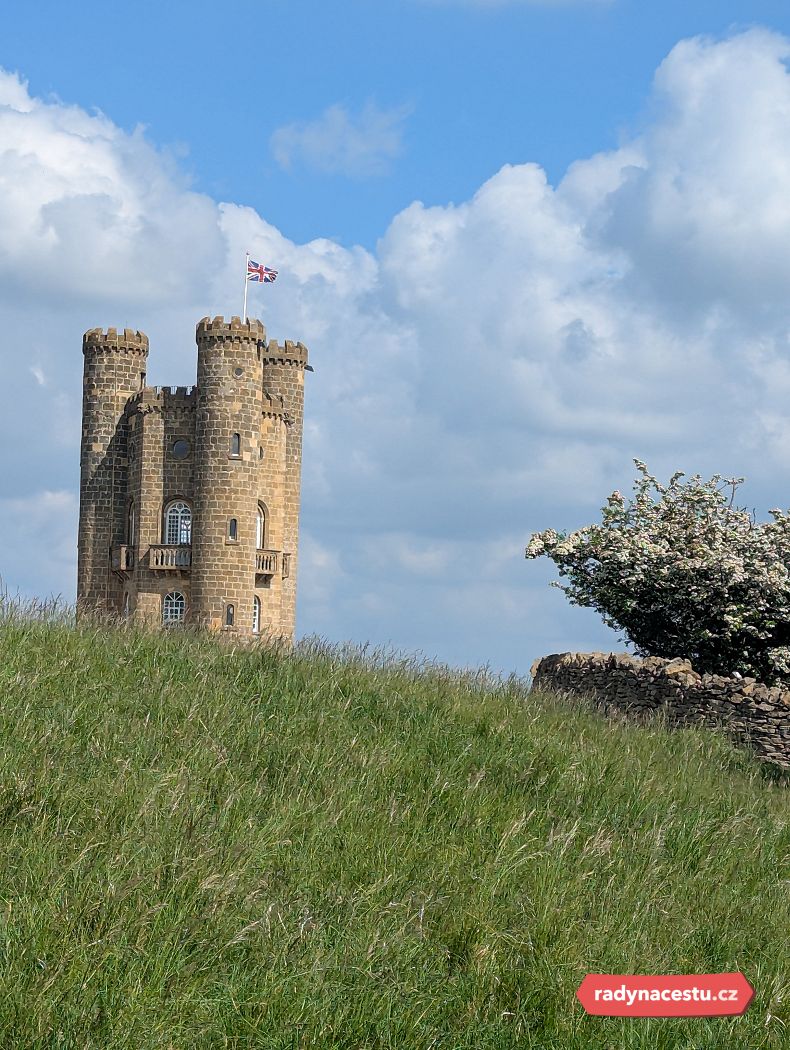 Jedná se o pseudogotickou věž z 18. století