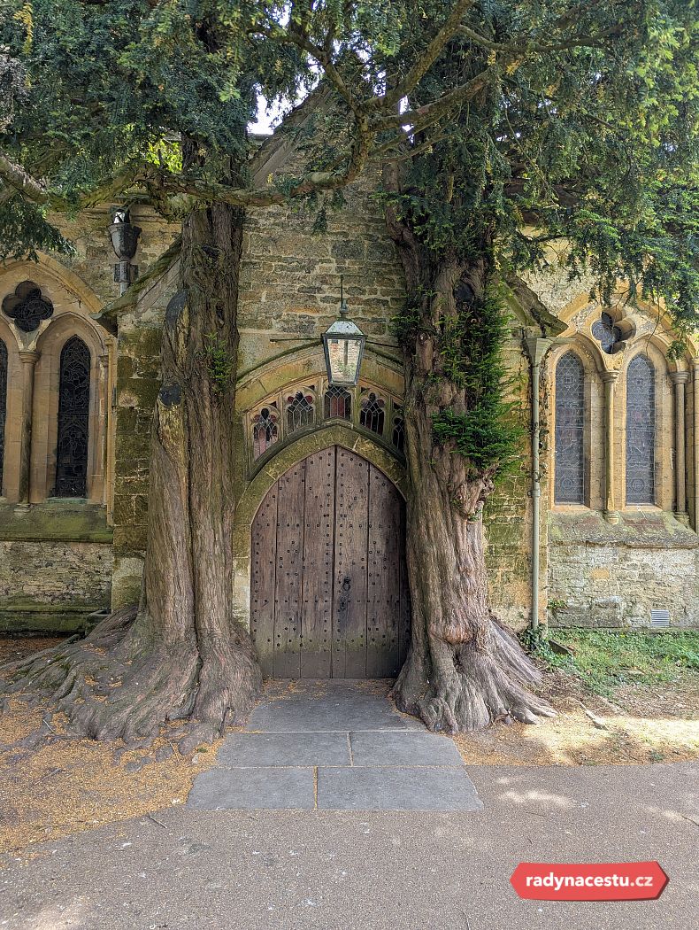 Vchod do kostela, který měl inspirovat i slavného spisovatele