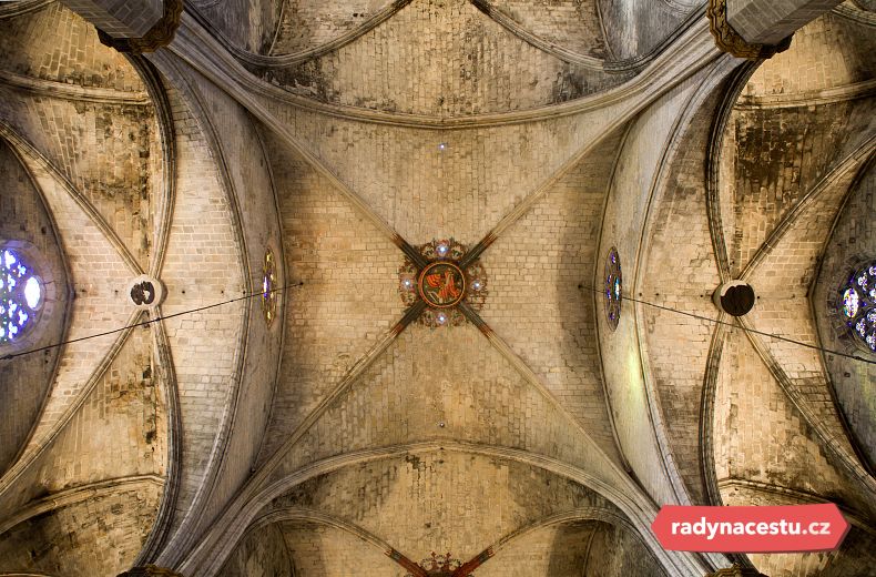 Pískovec má specifické vlastnosti, jako je pevnost a snadná opracovatelnost