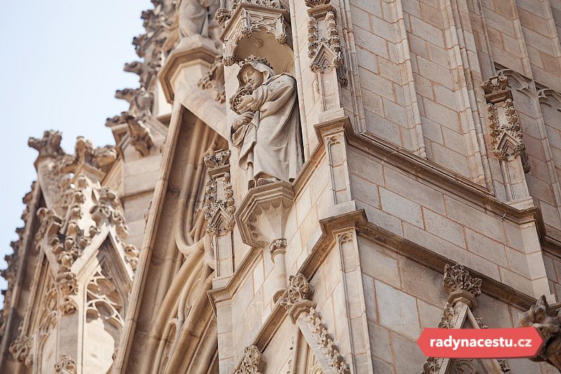 Pískovec dodává katedrále její charakteristickou teplou barvu