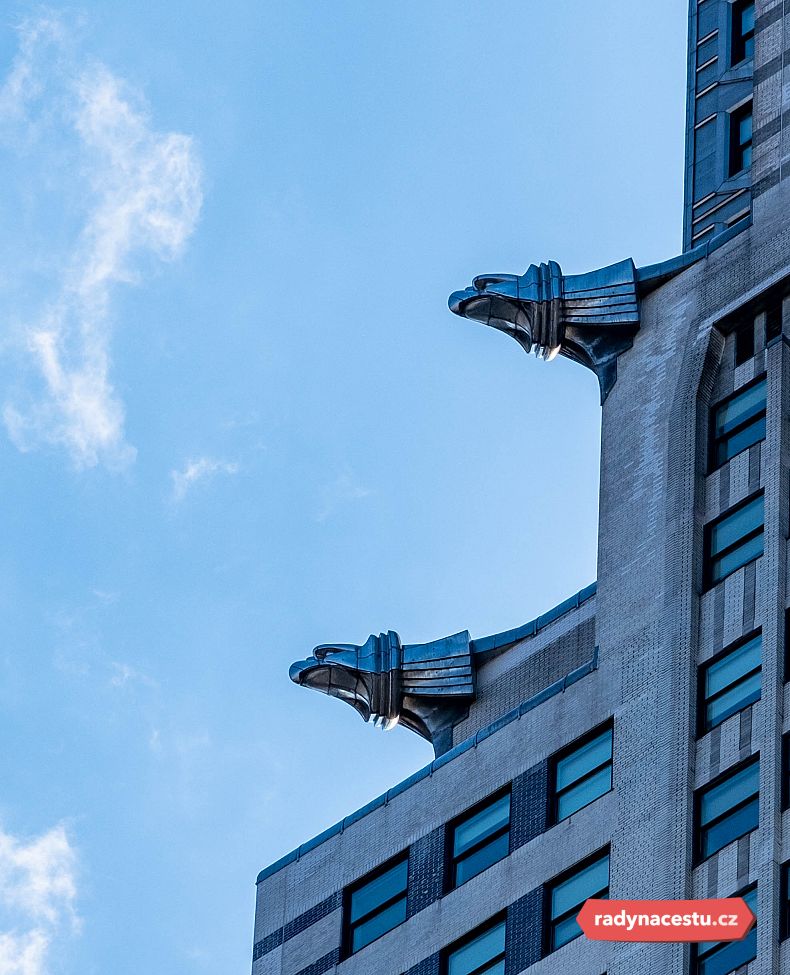 Ve výšce přibližně 210 metrů se nacházejí chrliče