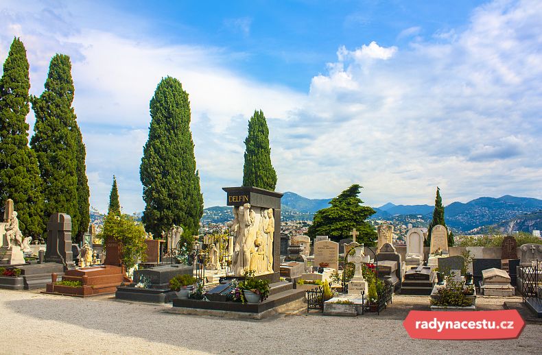 Na židovském hřbitově naleznete památník obětem holocaustu