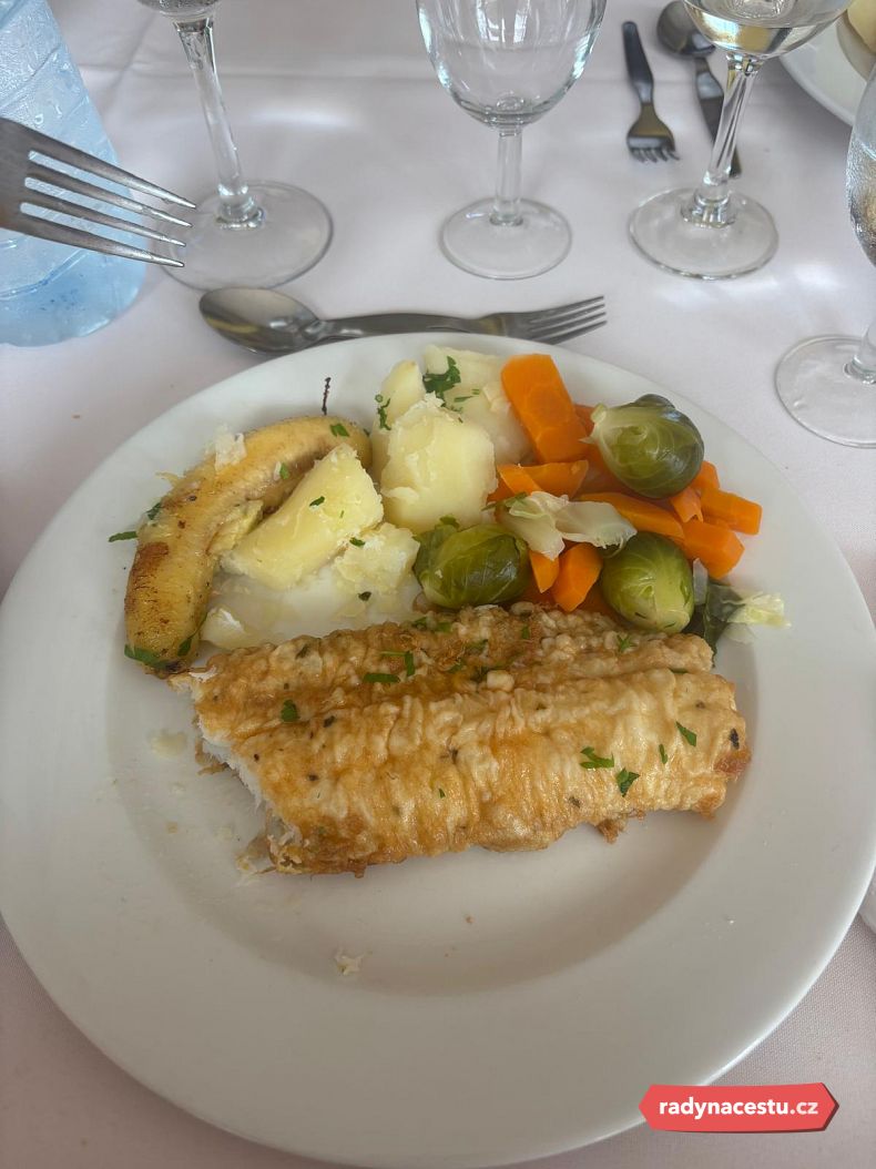 Doma byste si rybu s banánem asi nedali, ale sem se to náramně hodí