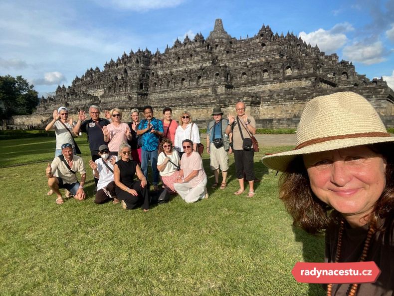 Autorka fotoreportáže Veronika uprostřed v černém, vpravo před hledáčkem foťáku průvodkyně Vlaďka