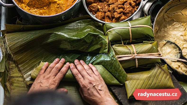 Tradiční tamales plněné různými náplněmi