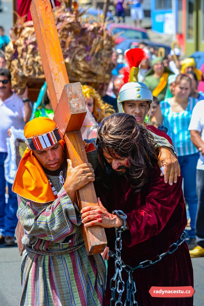 Účastníci procesí se často oblékají jako biblické postavy